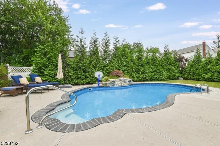 Property listing MLS 4048926 photo 2