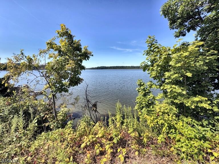 Property listing MLS 4048940 photo 2