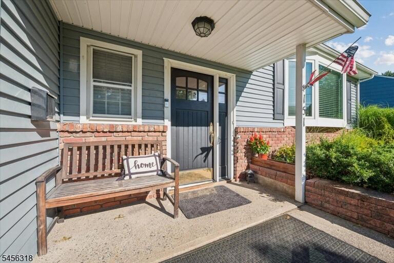 Property listing MLS 4048945 photo 3