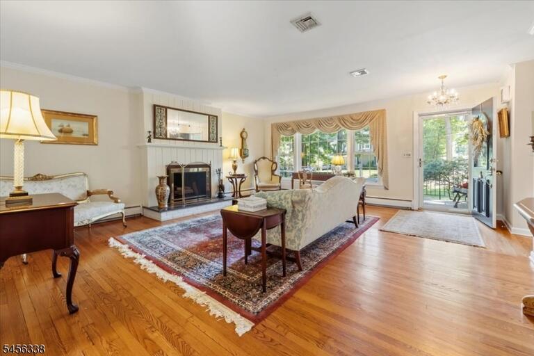 Property listing MLS 4048946 photo 5