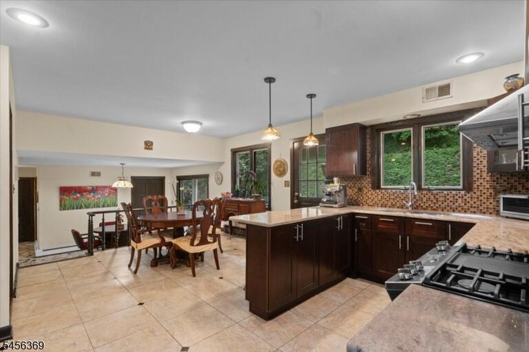 Property listing MLS 4048994 photo 5