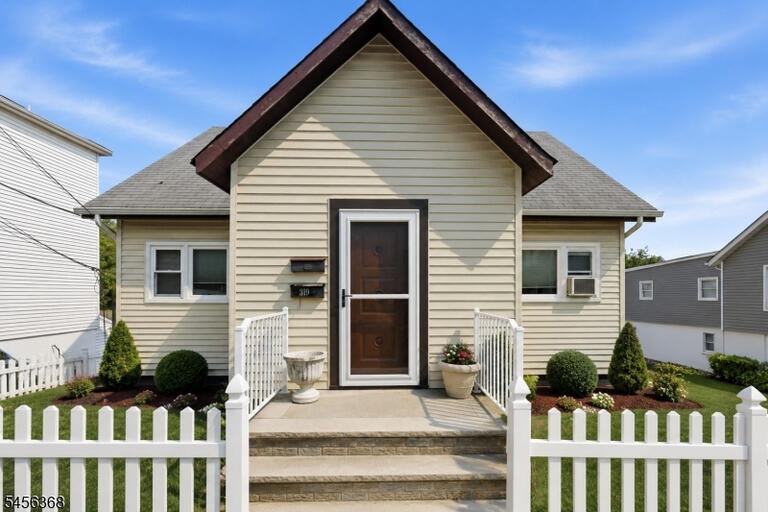 Property listing MLS 4048998 photo 1