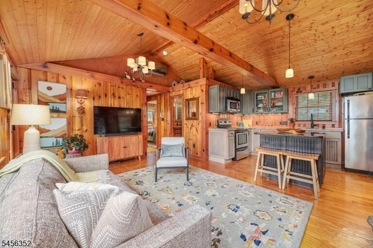 Property listing MLS 4049001 photo 17