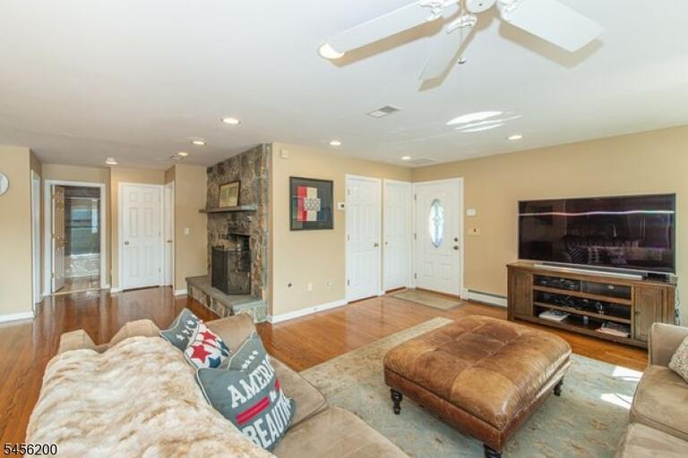 Property listing MLS 4049156 photo 9