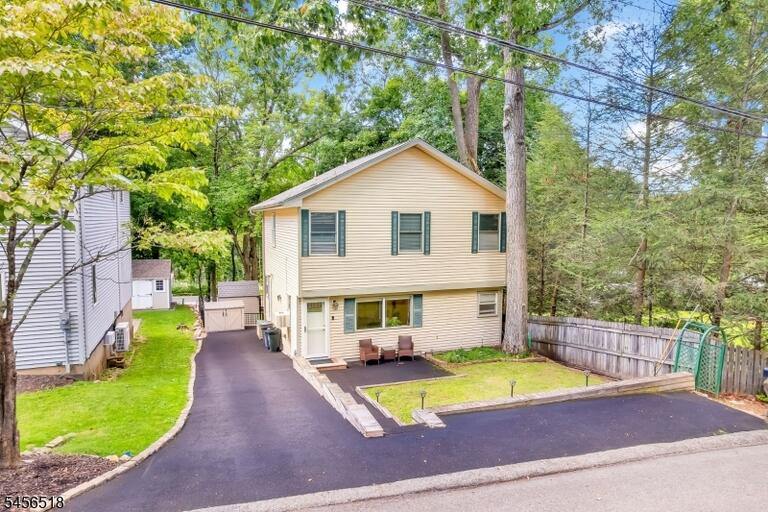 Property listing MLS 4049184 photo 2
