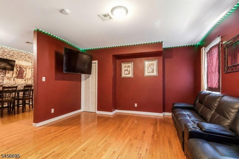 Property listing MLS 4049295 photo 2