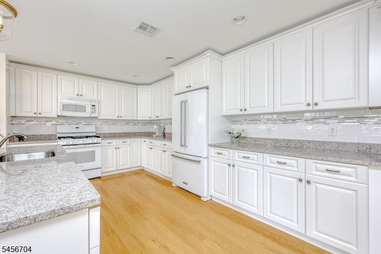 Property listing MLS 4049299 photo 9