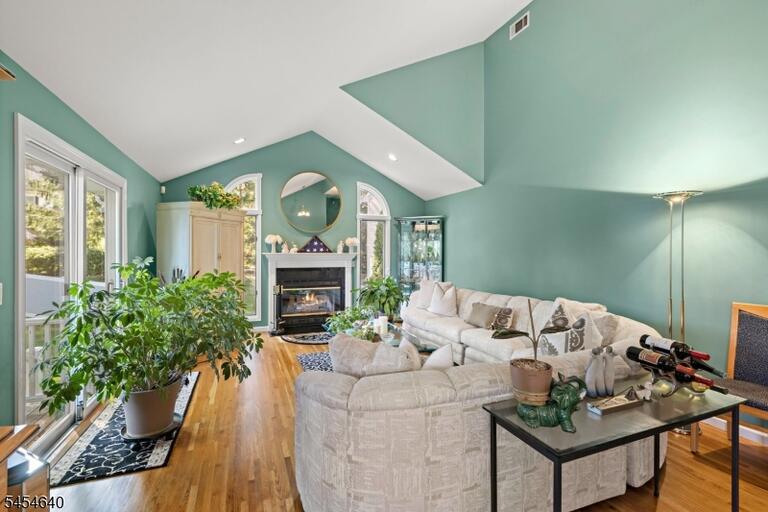 Property listing MLS 4049350 photo 9