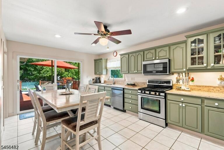 Property listing MLS 4049400 photo 8