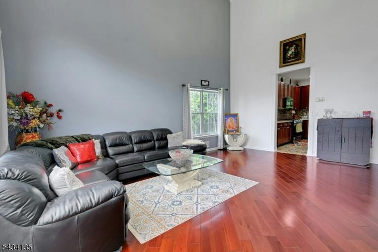 Property listing MLS 4049401 photo 4