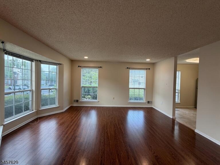 Property listing MLS 4050006 photo 4