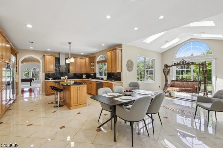 Property listing MLS 4050009 photo 9