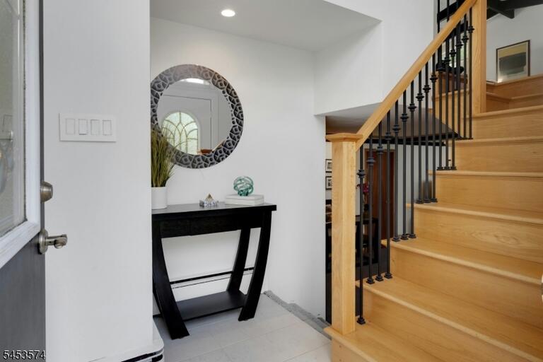 Property listing MLS 4050051 photo 2