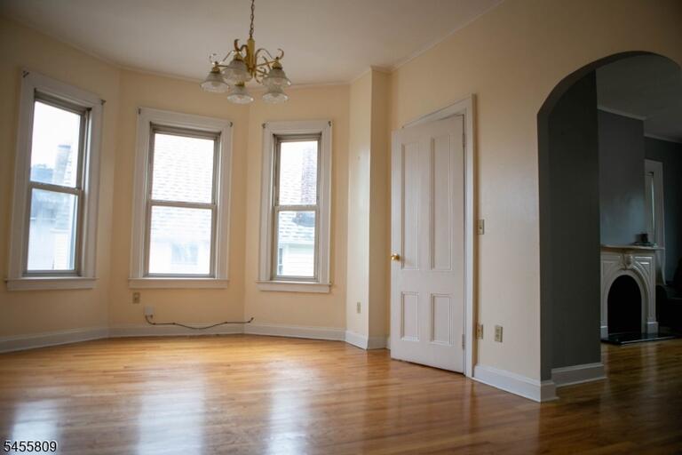Property listing MLS 4050086 photo 1