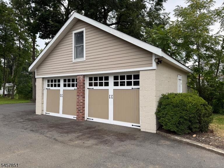 Property listing MLS 4050161 photo 2