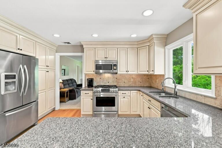 Property listing MLS 4050326 photo 15