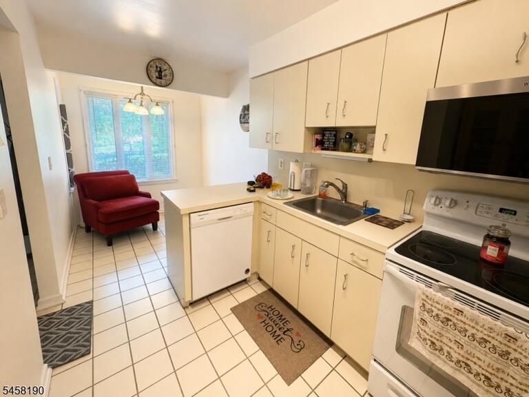 Property listing MLS 4050444 photo 3